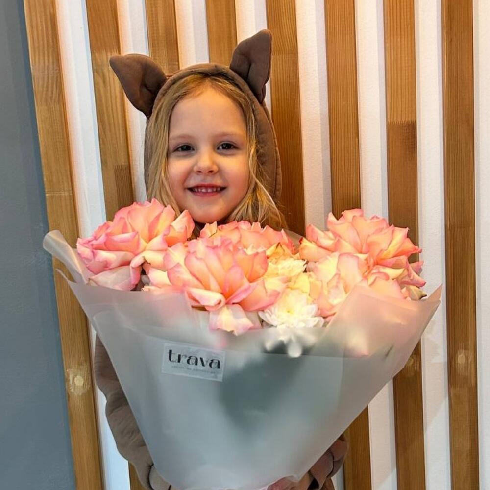 https://content2.flowwow-images.com/data/flowers/1000x1000/07/1735226543_84053207.jpg